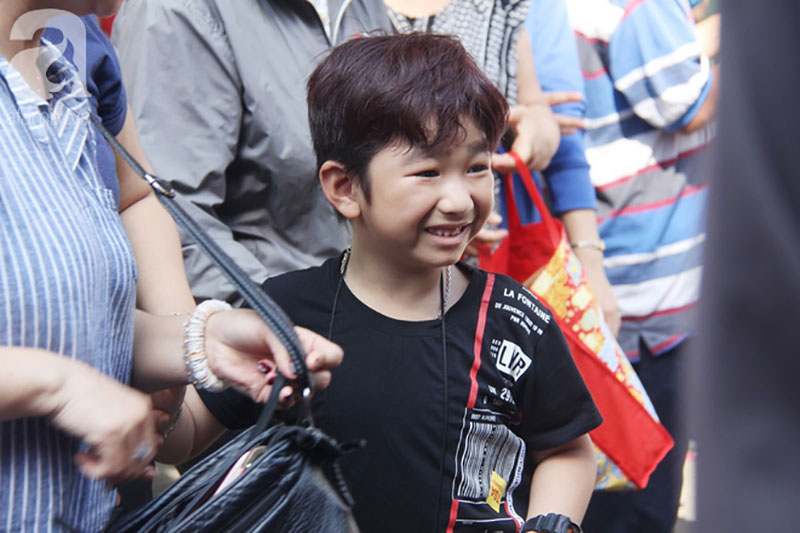 Đội nắng, hàng ngàn người đến chùa Ngọc Hoàng chen nhau khấn vái trong ngày cúng chư tiên